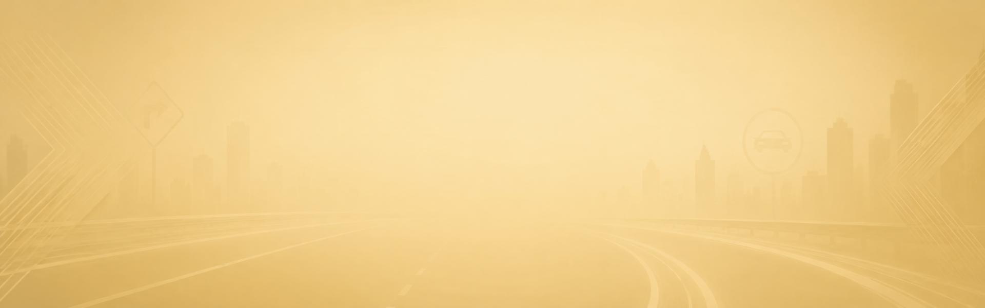 Rodovia ao entardecer com neblina dourada, silhueta de cidade ao fundo, placas de trânsito e faixas de sinalização, atmosfera cinematográfica em tons dourados e sépia